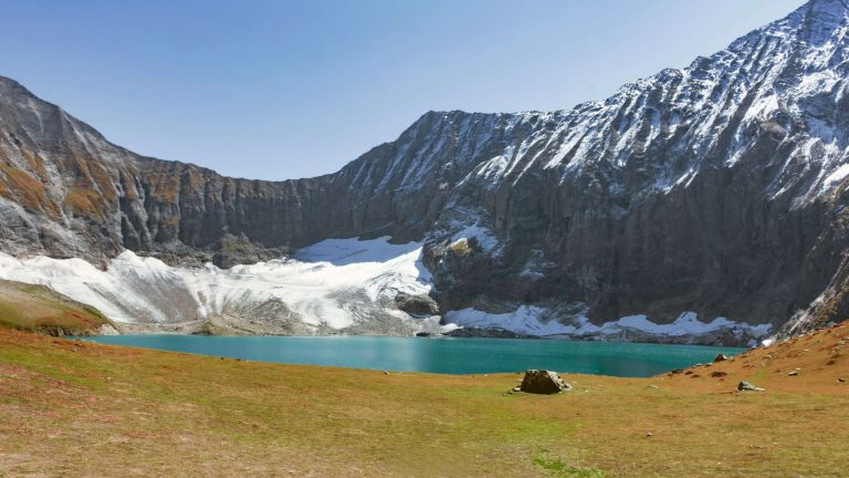 Ratti_gali_lake_travellem